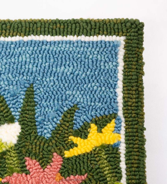 Plow & Hearth Indoor/Outdoor Daisy Walk Hooked Polypropylene Accent Rug P22BD1346 Houseware